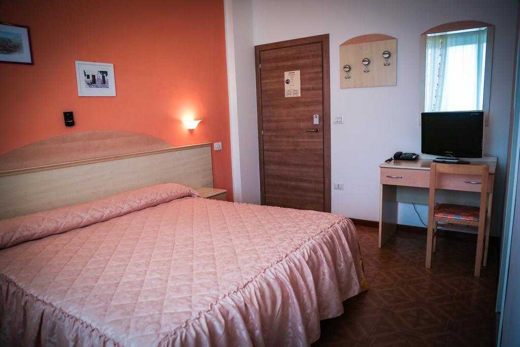 Hotel Ausonia Monte Porzio ภายนอก รูปภาพ