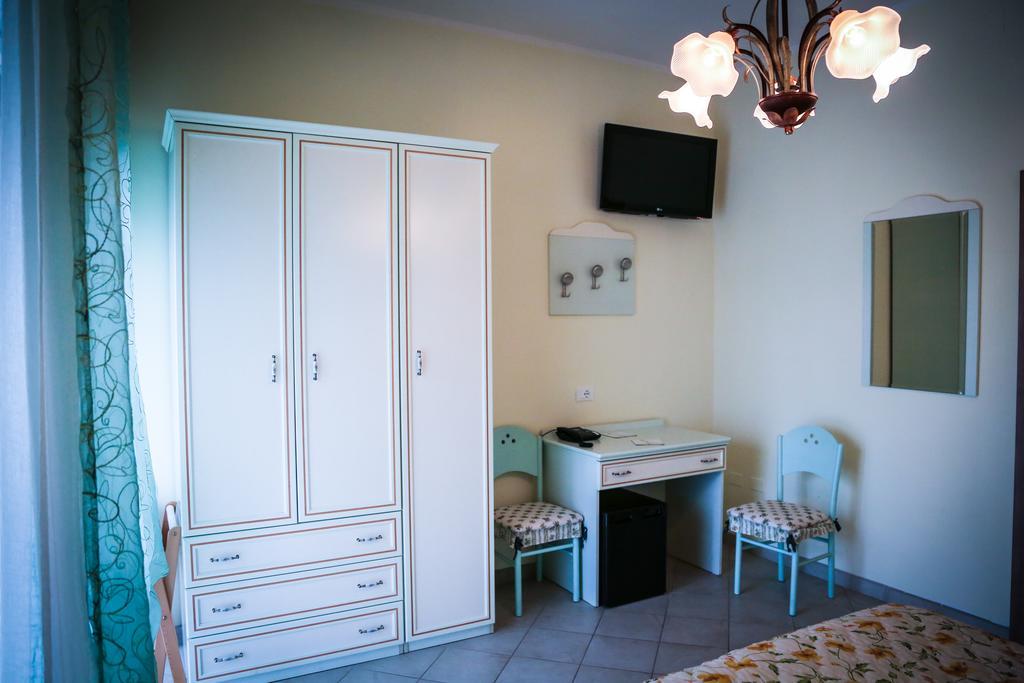 Hotel Ausonia Monte Porzio ภายนอก รูปภาพ
