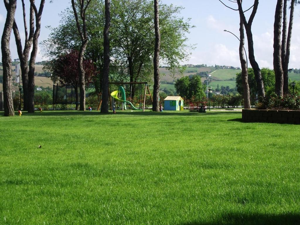 Hotel Ausonia Monte Porzio ภายนอก รูปภาพ