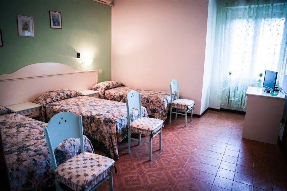 Hotel Ausonia Monte Porzio ภายนอก รูปภาพ